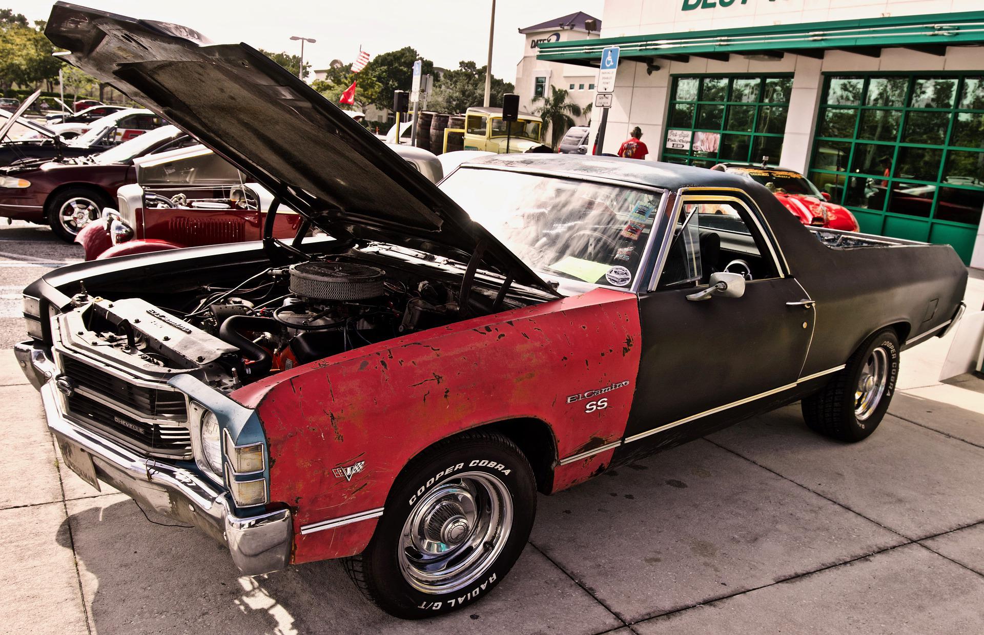 Voiture capot ouvert